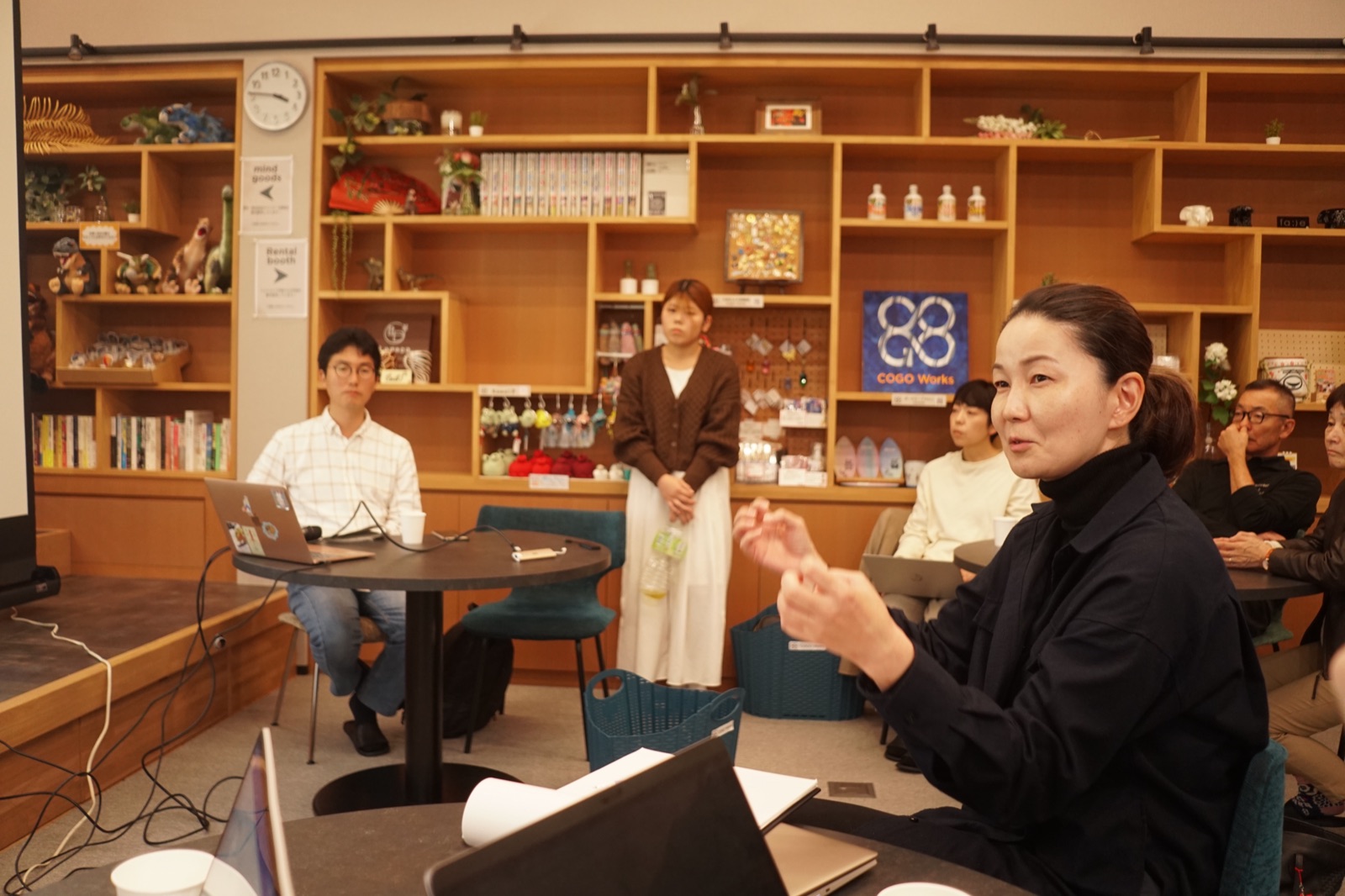 円卓でのセミナーの様子
